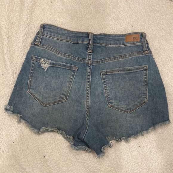 Stretchy Denim Distressed Shorts - Picture 3 of 4